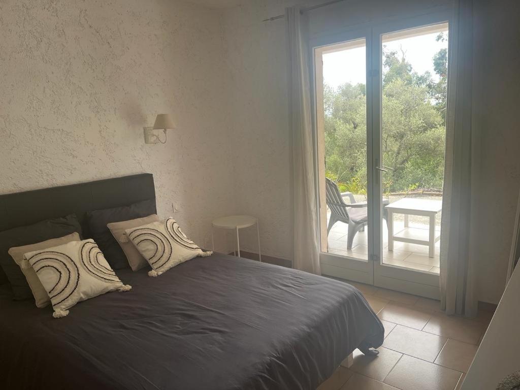 Solenzara- 5 Personnes Vue Dans Avec Piscine